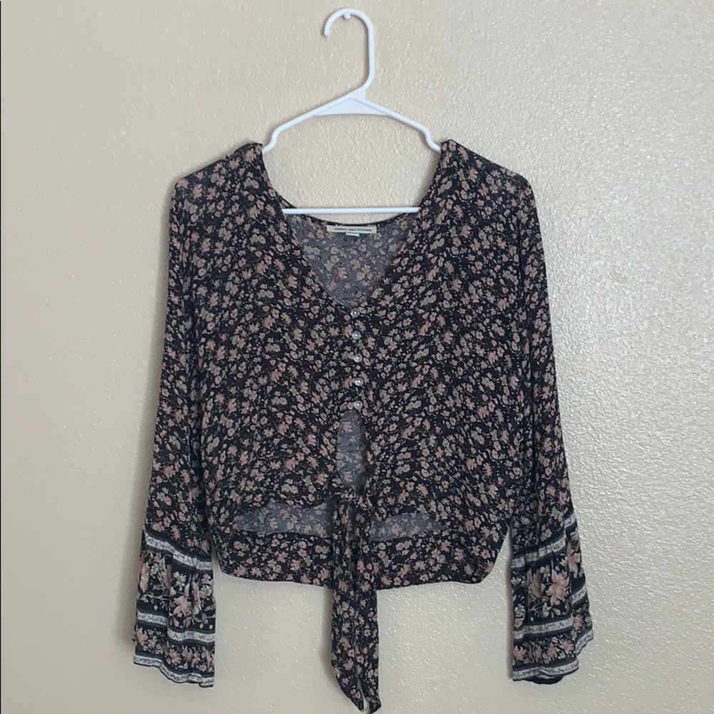 Cute floral, flared long sleeve!